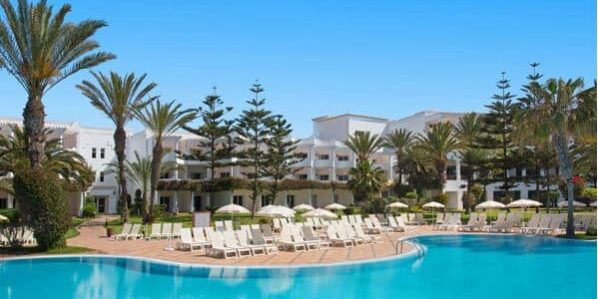 kig mod hotel og pool