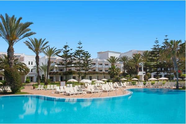 kig mod hotel og pool
